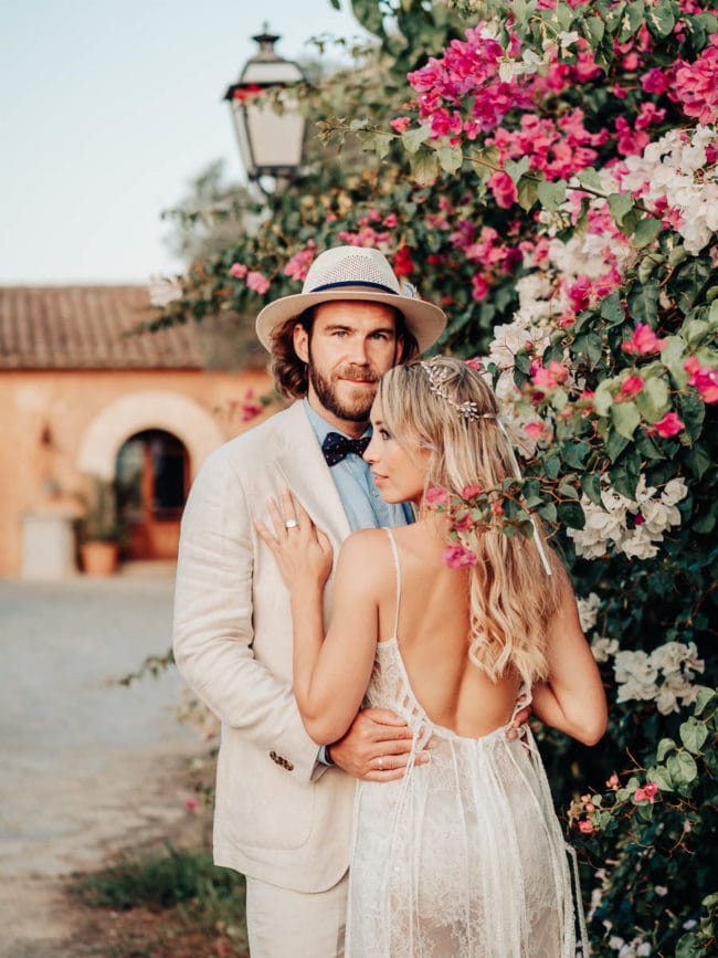 Romantisches Boho Brautpaar vor einer Finca auf Mallorca