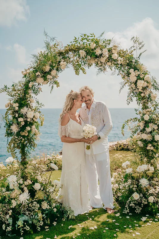 Karina und Thomas Gottschalk stehen innig unter dem Traubogen unmittelbar nach ihrer freien Trauung auf Ibiza Karina und Thomas Gottschalk stehen innig unter dem Traubogen unmittelbar nach ihrer freien Trauung auf Ibiza