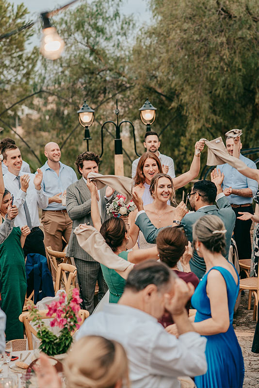 Rita und Nawid werden von ihren Hochzeitsgästen auf Ses Cases de Sa Font Seca auf Mallorca zum Dinner empfangen